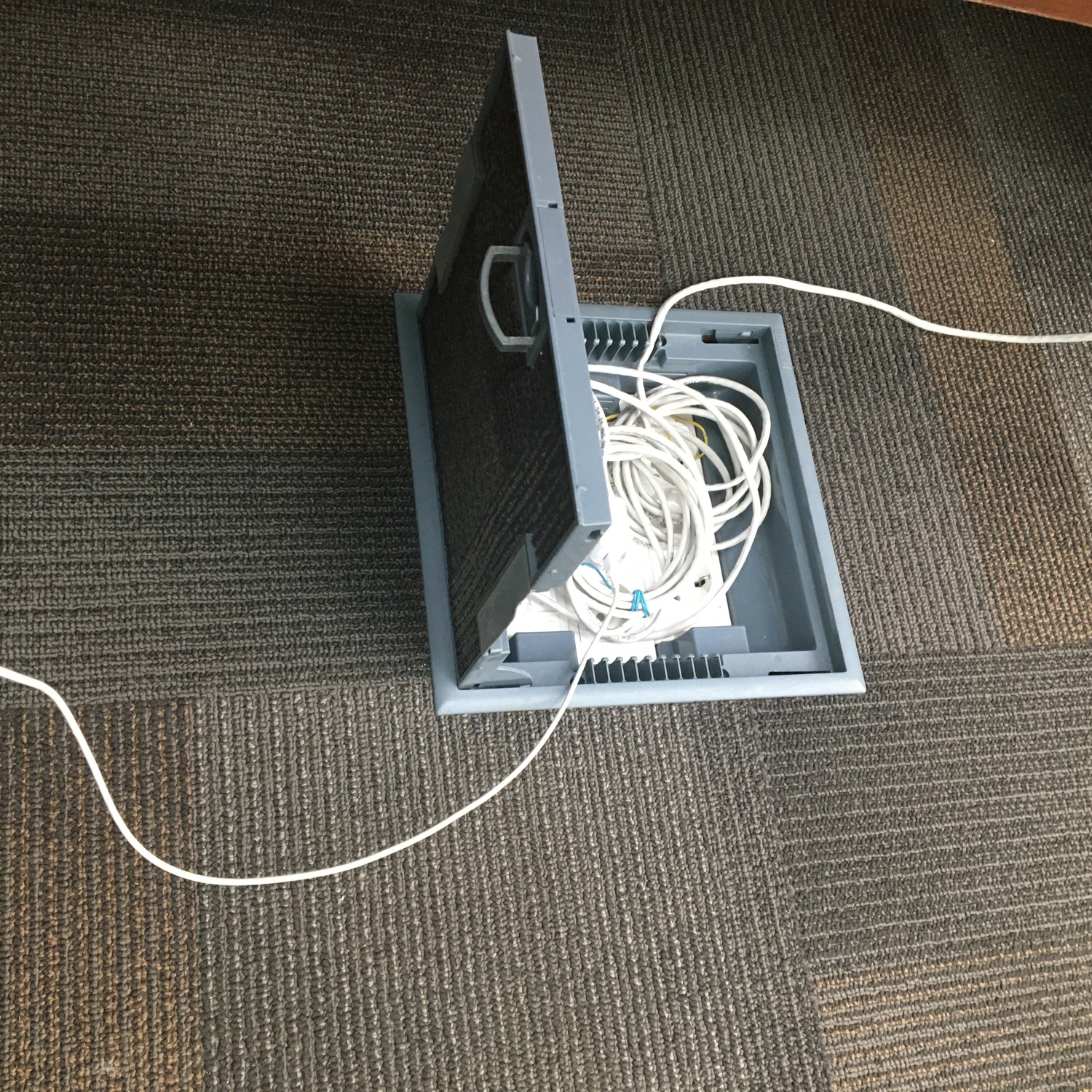 РОЗЕТКИ В ПОЛ 